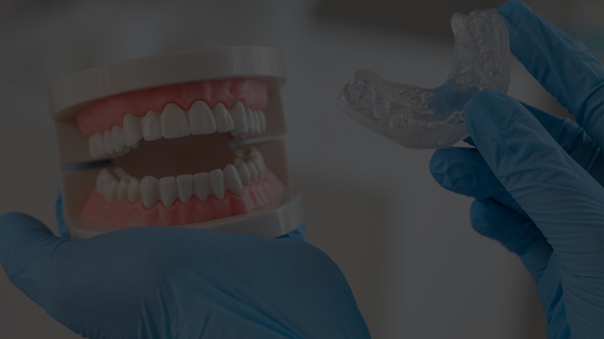 Paciente con síntomas de bruxismo recibiendo diagnóstico en clínica dental de Valdebebas