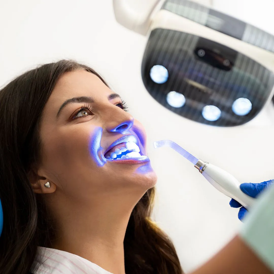 Interior de nuestra clínica dental y equipo médico especializado en estética