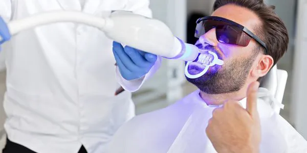 Blanqueamiento dental profesional con luz LED en nuestra clínica de Valdebebas