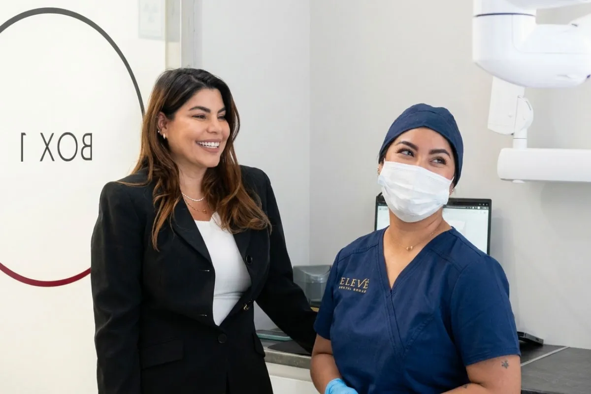 Equipo de especialistas en odontología conservadora y diseño de sonrisa trabajando en la clínica Elevé Dental Group de Valdebebas, Madrid norte